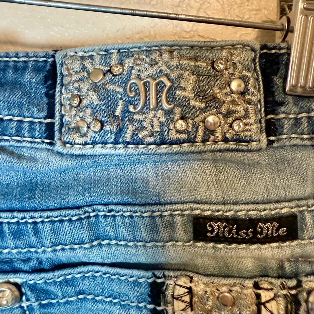 Miss Me Embellished Signature Cuffed Capri Jeans Distressed Light Wash Blue 28